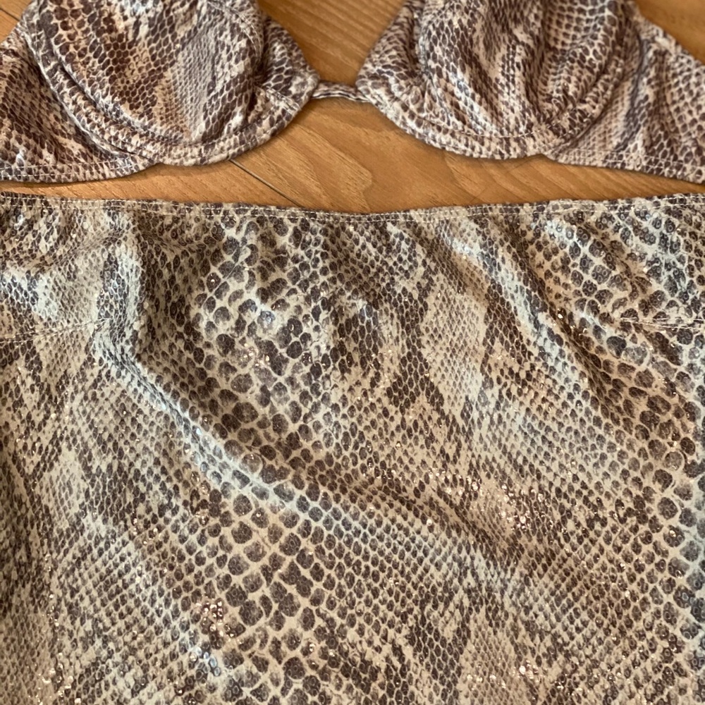 Savage 3 Piece Python Print Sheen To It - image 3